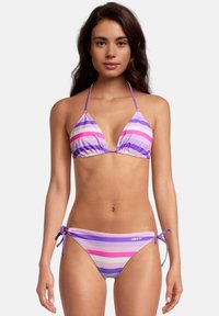 Bikini rayé violet et rose avec un haut en triangle à liens ajustables et un bas à nouer sur le côté. Tissu doux avec un léger éclat.