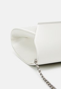 Borsa a tracolla in satin bianco con forma curvata, dotata di una catena in tonalità argento e un elegante accento metallico sul bordo superiore.