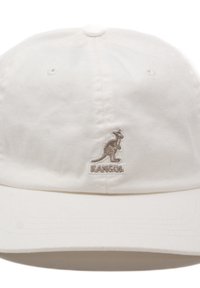 Cappellino da baseball bianco in cotone con una corona rotonda e fori di ventilazione cuciti. Presenta un logo ricamato di un canguro e il nome del marchio.