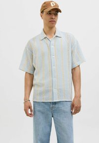 Korte mouwen open geweven shirt met blauwe en beige strepen, knoopsluiting en een relaxte pasvorm, gecombineerd met lichtblauwe jeans.
