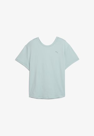 Svijetloplava majica kratkih rukava od mekog materijala. Ima okrugli izrez i mali, tonirani logotip na lijevoj strani prsnog koša.