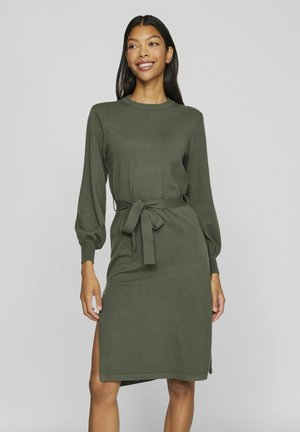 Robe olive verte à longueur genou en tricot doux, dotée de longues manches bouffantes, d'un col rond, d'une ceinture nouée à la taille et d'une fente sur les côtés pour faciliter les mouvements.