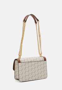 Borsa a tracolla beige con motivo, dotata di una catena dorata e dettagli in pelle marrone, caratterizzata da una forma rettangolare e una texture liscia.