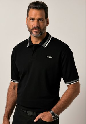 Polo shirt nero con accenti bianchi sul colletto e sulle maniche. Presenta una patta con due bottoni e un piccolo logo "JP1880" sul petto.