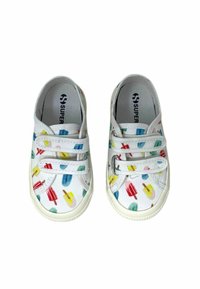 Scarpe da ginnastica bianche con stampe colorate di ghiaccioli, dotate di due fasce elastiche, suole in gomma e una consistenza liscia.