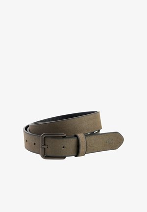 Brunt ruskindslæderbælte rullet med mørk metal rektangulært spænde og logo præget på spidsen, vist på hvid baggrund.