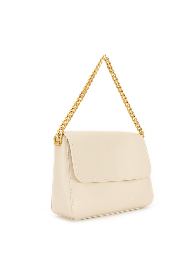 Beige handtas met een gladde textuur, voorzien van een gouden kettingband en een klep gesloten. Eenvoudig rechthoekig ontwerp met minimale stiksels.