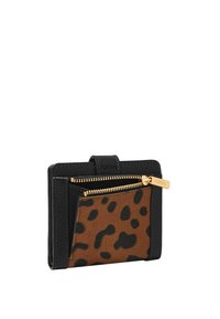 Portefeuille en cuir noir avec un panneau en imprimé léopard et une fermeture éclair dorée. Forme rectangulaire compacte avec des emplacements pour cartes et une fermeture à pression.