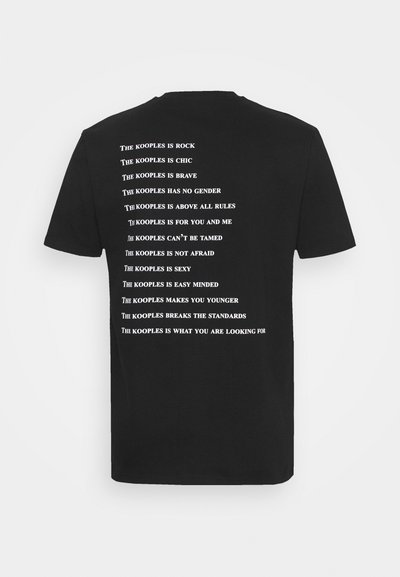 Schwarzes T-Shirt mit weißem Text auf dem Rücken, der verschiedene Slogans über "THE KOOPLES" in einem fetten, ausgerichteten Format auflistet. Kurze Ärmel, Rundhalsausschnitt.