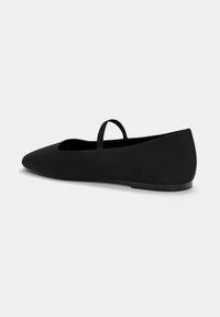 Schwarze Ballerinas mit spitzem Zeh, elastischem Riemen, glatter, matter Oberfläche und einer niedrigen, flachen Sohle für Komfort und einfache Tragbarkeit.