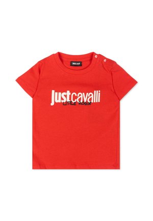 Rood baby-T-shirt met korte mouwen en witte "Just cavalli" tekst en kleinere zwarte "LITTLE ROGUE" tekst, twee drukknoopjes op de schouder.