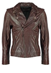 Giacca moto in pelle marrone con ampio colletto, chiusura a zip asimmetrica e due tasche con zip. Texture liscia con una silhouette aderente.