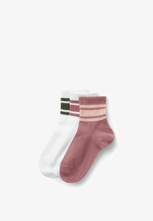 Drei kurzgeschnittene Socken übereinander gestapelt, zwei weiße mit grünen und pinken Streifen, eine staubrosa mit beigen und pinken Streifen am oberen Rand.
