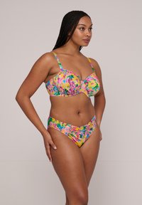 Conjunto de bikini colorido que presenta un top estampado con aros y tirantes ajustables, acompañado de una parte inferior de talle alto, confeccionado en tejido suave.