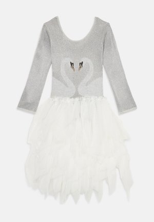 Φόρεμα κοριτσιού με μακριά μανίκια και ασημένια κορυφή που απεικονίζει δύο κύκνους που σχηματίζουν μια καρδιά, και φούστα από λευκό στρώμα τούλι που θυμίζει φτερά.