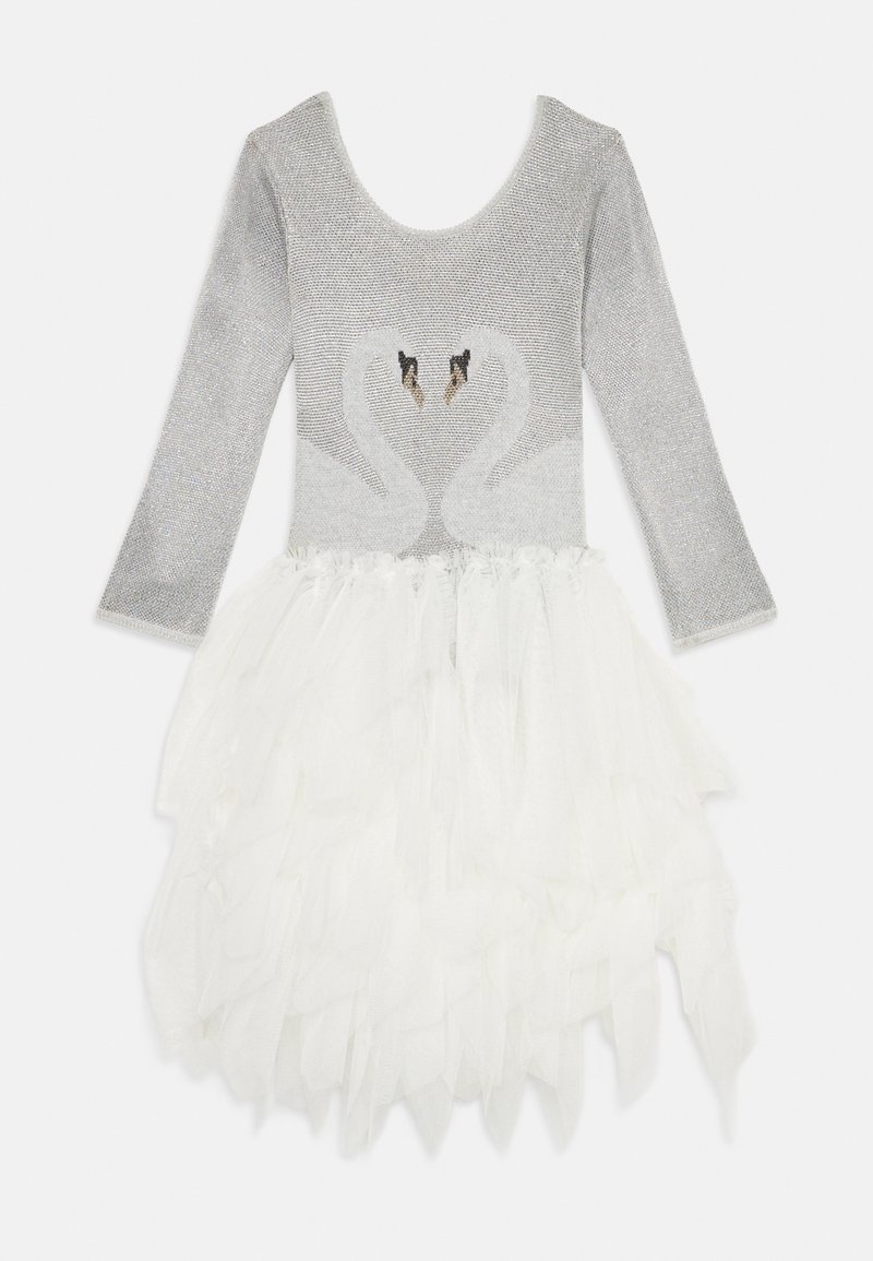 Vestido de menina de manga longa com parte superior prateada, apresentando dois cisnes formando um coração e uma saia de tule branco em camadas que se assemelha a penas.