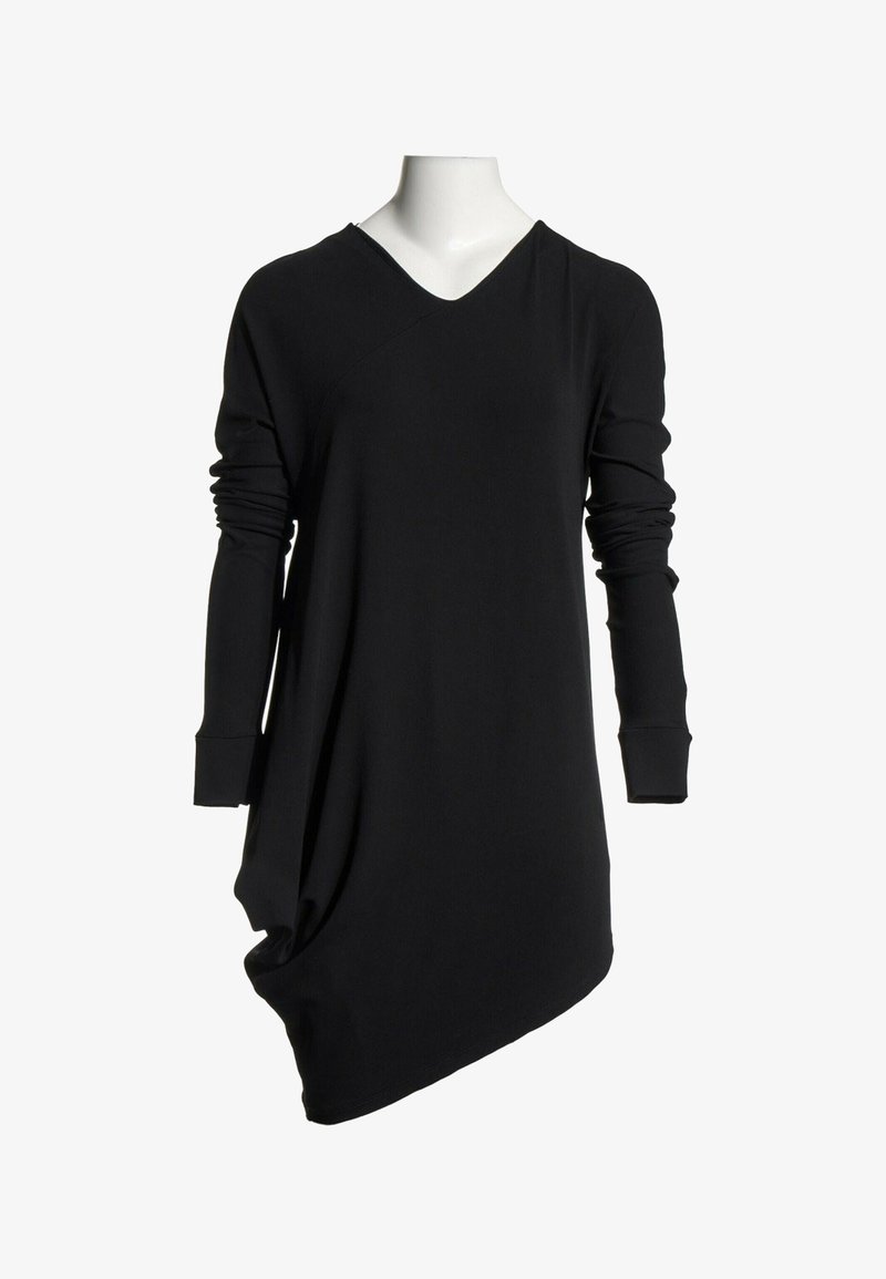 Robe asymétrique noire à manches longues avec col en V et détail froncé sur un côté, présentée sur un buste de mannequin blanc.