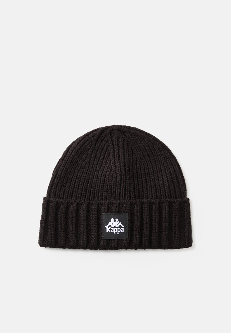 Gorro de punto negro con textura acanalada, con un dobladillo y un parche de logo Kappa blanco en la parte frontal.