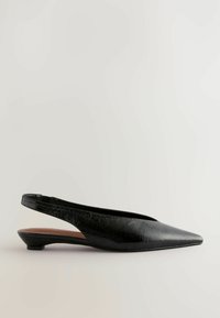 Svarta slingback-skor med spetsig tå, tillverkade av texturerat läder. Har en låg klack och en utskärning på sidorna.