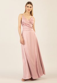 Langes, ärmelloses Kleid aus zartem rosa Satin mit drapiertem Oberteil und tailliertem Schnitt, mit einem bodenlangen Rock und einem Seitenschlitz.
