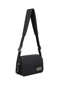 Borsa nera a tracolla con tracolla regolabile, forma rettangolare, realizzata in nylon, con accessori in argento e una patch con logo sul davanti.