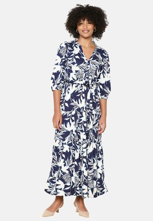 Nachtblaues Maxikleid mit weißem Blumenmuster, V-Ausschnitt, 3/4-Ärmeln und tailliertem Schnitt. Mit einem schichtweise gestalteten Rock und weichem, leichtem Stoff.