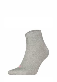 Knöchelsocke aus hellgrauem Strickmaterial mit gerippter Textur. Verfügt über ein kleines pinkes Logo an der Seite. Formt sich für eine enge Passform.