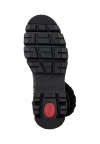 Semelle en caoutchouc noir avec des rainures profondes, surface texturée et un accent rouge à l'arrière. Taille marquée comme 37.