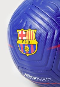 Blå fotboll med en texturerad yta, röda accenter och en framträdande FC Barcelona-logotyp. Inkluderar "Nike Aerowsculpt"-märkning.