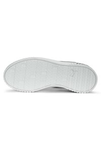 Witte sneakerzool, gestructureerd rubber met een patroon voor grip, afgeronde neus, lichte hakverhoging, en het merklogo gegraveerd aan de zijkant.