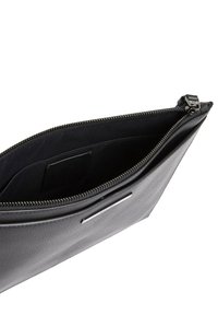 Clutch negro de cuero con un acabado texturizado, que cuenta con un cierre de cremallera y un interior suave. Incluye un pequeño compartimento para tarjetas en el interior.
