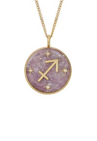 Collana con pendente in oro che presenta una pietra rotonda di colore viola, con il simbolo del Sagittario e piccoli accenti a forma di stella, sospesa a una catena d'oro.