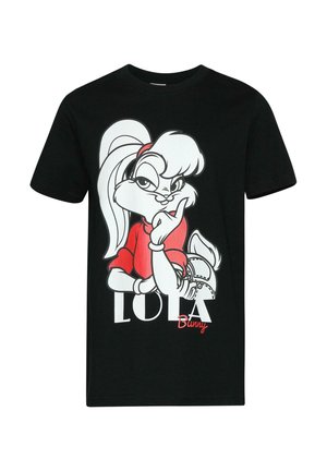 T-shirt noir avec le personnage de dessin animé Lola Bunny en haut rouge et short en jean, posant avec le doigt sur le menton et le texte "LOLA Bunny" en dessous.