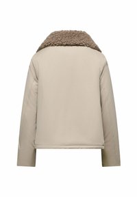 Giacca imbottita beige con colletto in shearling marrone testurizzato. Presenta una forma squadrata e maniche lunghe, senza chiusure o tasche visibili.