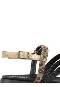 Sandały na płaskiej podeszwie z czarnym plecionym skórzanym paskiem, złotym metalicznym paskiem oraz beżowym paskiem w leopardzie wzory.