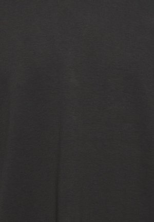 Must t-särk, mis on valmistatud pehmest kangast, viib sileda tekstuuriga ja lihtsa disainiga, ilma mustrite või aksessuaarideta.