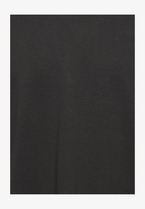 Must t-särk, mis on valmistatud pehmest kangast, viib sileda tekstuuriga ja lihtsa disainiga, ilma mustrite või aksessuaarideta.