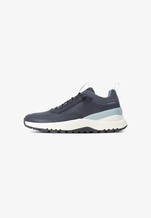 Marineblaue Sneakers mit einem atmungsaktiven Mesh-Obermaterial, einem kontrastierenden hellblauen Akzent und einer dicken weißen Zwischensohle. Strukturierte Gummisohle für besseren Grip.