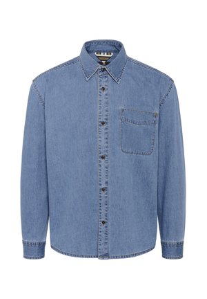 Ljust blå denimskjorta med långa ärmar, knäppning fram, spetsig krage, en bröstficka och kontrasterande sömnadsdetaljer.