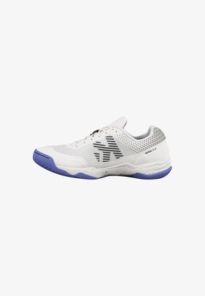 Weißer Sportschuh mit violetter Sohle, schwarzen Akzenten, Mesh-Obermaterial und dem Schriftzug "WING 3.0" an der Ferse, von der Seite auf weißem Hintergrund gezeigt.