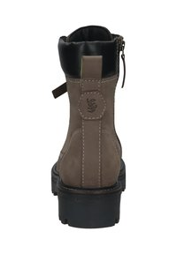 Hnědé kožené kotníkové boty s černým podšitím, zadním zipem, vyšitým logem a silnou černou podrážkou, pohled ze zad.