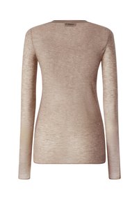 Dugi rukavi bež majica od mekog materijala, s suptilnim sjajem kroz cijelu površinu i zaobljenim izrezom. Znak branda vidljiv na leđima.