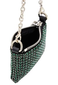 Perlenbesetzte grüne und schwarze Handtasche mit silberner Kettenriemen, Reißverschlussverschluss und einem komplexen Muster aus facettierten Steinen auf der Außenseite.