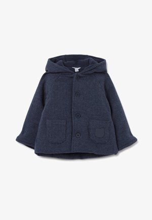 Giacca con cappuccio blu navy con motivo a spina di pesce, cinque bottoni, due tasche frontali e una toppa solida sulla tasca inferiore.