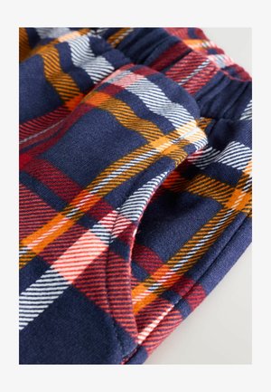 Pantalones de franela azul marino con un patrón de cuadros en rojo, naranja y blanco, con una cinturilla elástica y una textura suave.