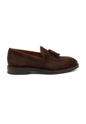 Mocassins en daim marron avec des pompons, présentant un bout arrondi, des coutures décoratives et une semelle en cuir lisse. Design classique et texture.