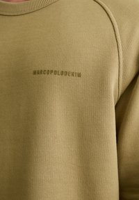 Olijfgroene sweatshirt gemaakt van gestructureerde stof, met een subtiele reliëflogo "MARCOPOLDENIM" op de borst en een geribbelde ronde halslijn.