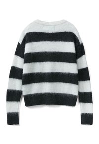 Černobílý pruhovaný svetr s měkkou, nadýchanou texturou. Má kulatý výstřih a dlouhé rukávy. Horizontální pruhy se střídají v šířce.
