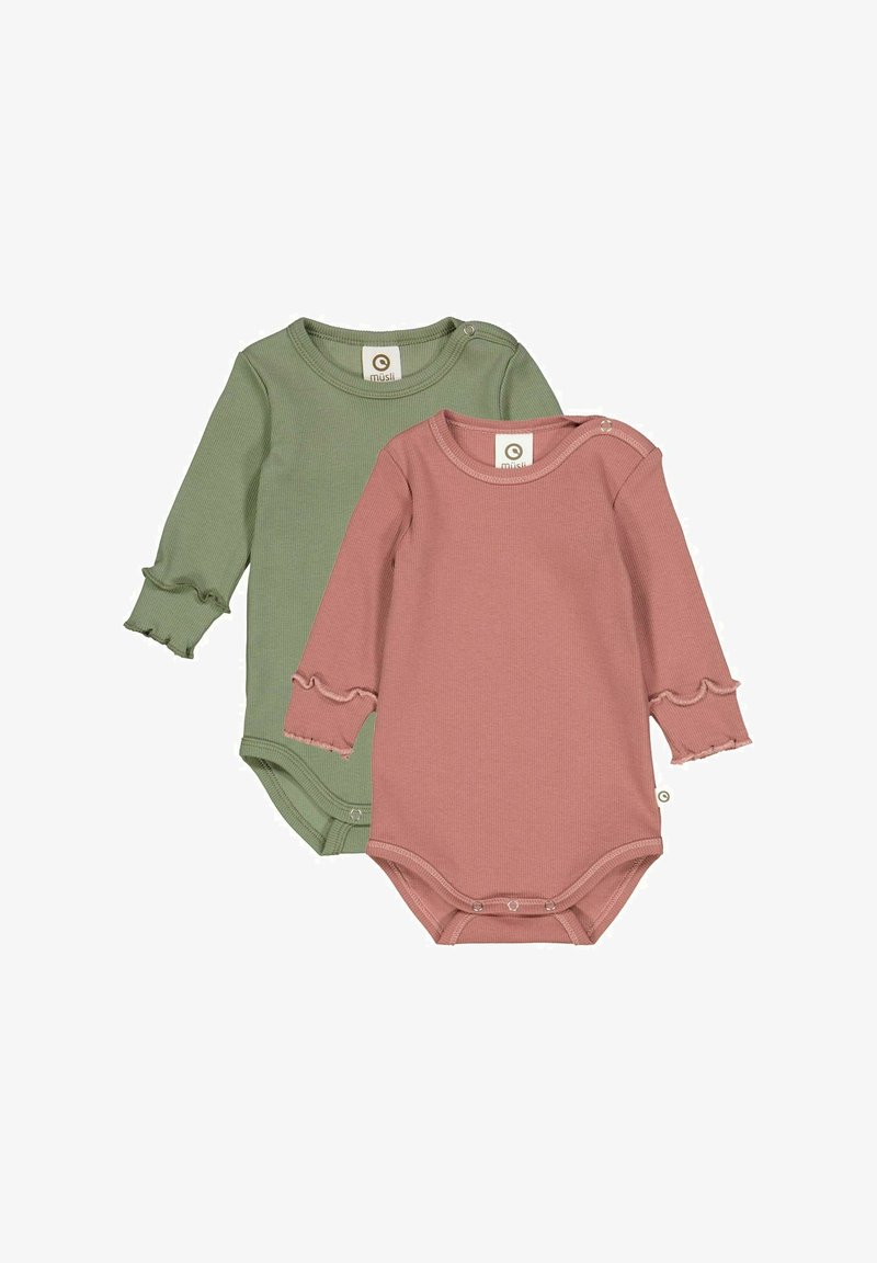 Twee lange mouwen babyrompers van ribstof. De ene is olijfgroen en de andere is stofroze, beide met drukknoopsluitingen en gerimpelde manchetten.
