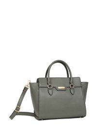 Groene leren handtas met dubbele handvatten bovenaan en een afneembare schouderriem. Kenmerkt zich door gouden hardware en een gestructureerde, rechthoekige vorm.